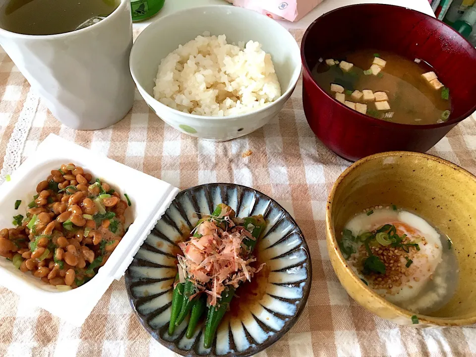 朝ごはんー！！手作りなのは温泉卵とオクラのおひたし。それでも記録のために載せちゃう。笑温泉卵はめんつゆとすりゴマで。温泉卵って単品でじゅうぶんおいしい！！✨|KKOさん