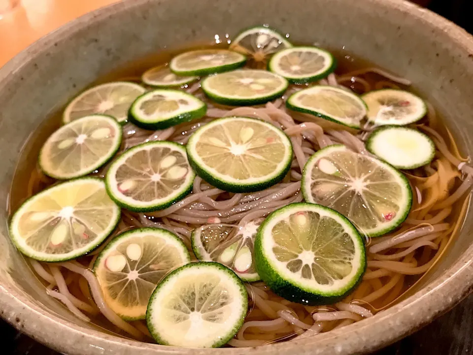 けふの血糖値管理昼餉は、サッパリとしたすだち蕎麦どす。もう少しすだちをたくさん入れて欲しいなぁ🤔|にゃあ（芸名）さん