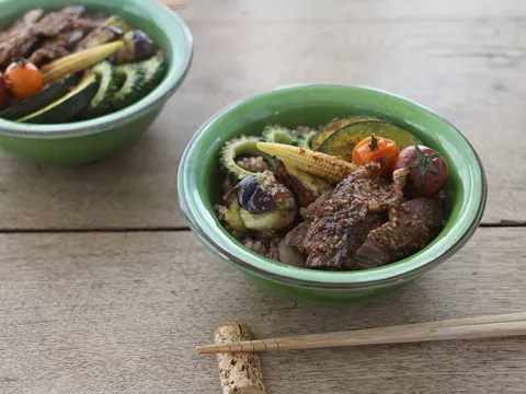 夏野菜たっぷりフレンチ焼肉丼|ヤマサ醤油公式アカウントさん