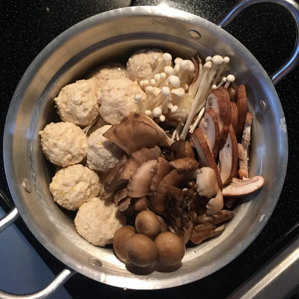 Snapdishの料理写真:つくねときのこの鍋🍲|七海さん