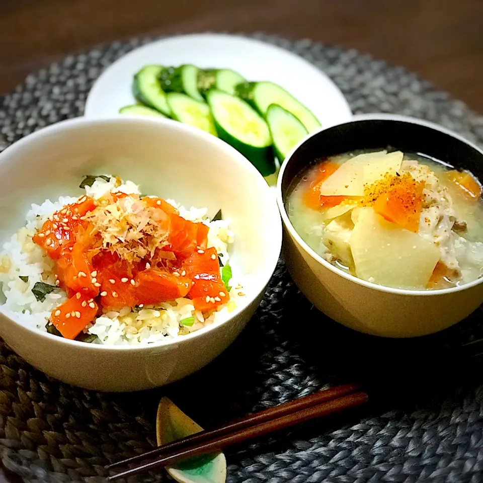 Snapdishの料理写真:いいだし、いい鰹節。ヤマキさんの料理 サーモンのめんつゆ漬け丼|恭子さん