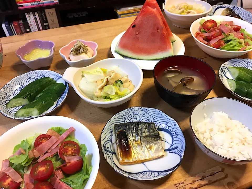 塩鯖・あさりの味噌汁・白菜とお揚げの煮付け・トマトベーコンサラダ・冷奴・きゅうりのぬか漬け・スイカ|かおちゃんさん