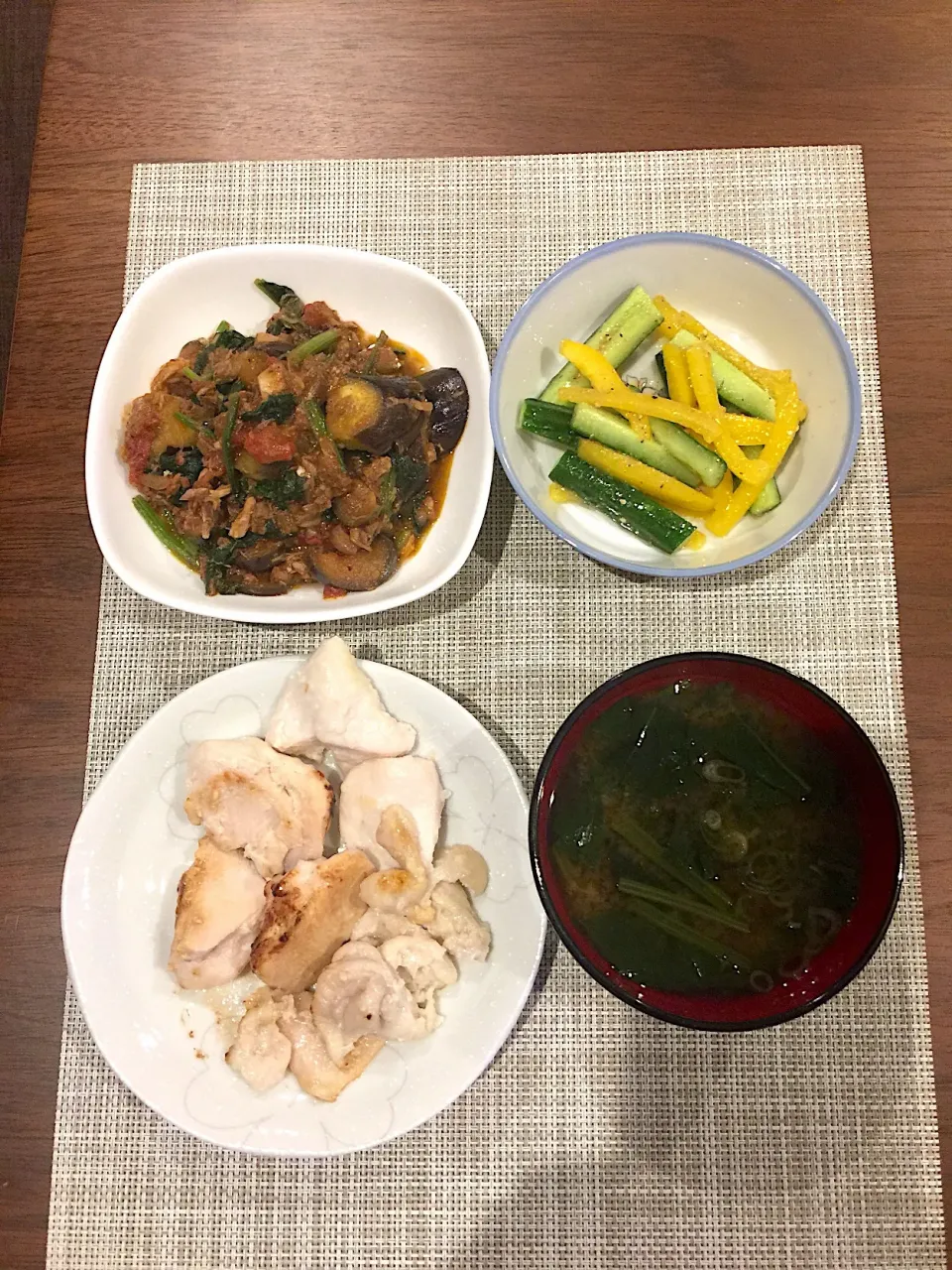 Snapdishの料理写真:鶏ささみの塩麹焼き
茄子とほうれん草のトマトソース炒め|浜@ちゃんさん