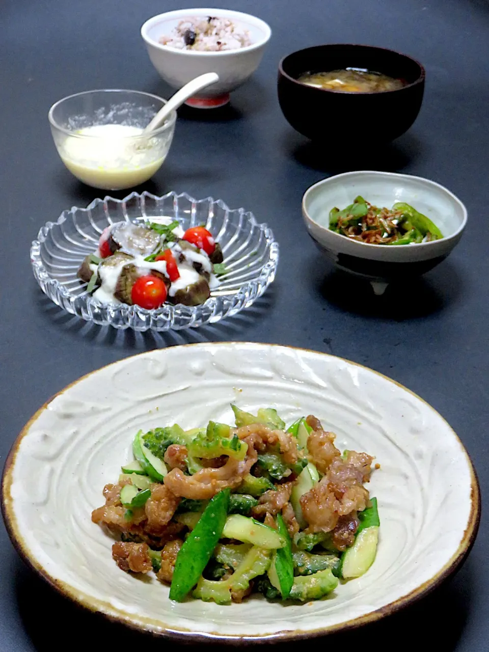 今晩は、豚肉とゴーヤと胡瓜の味噌炒め、焼き茄子とトマトの甘酒ドレッシング、ピーマンと沖エビの炒め煮、豆腐ともずくの味噌汁、雑穀ご飯|akazawa3さん