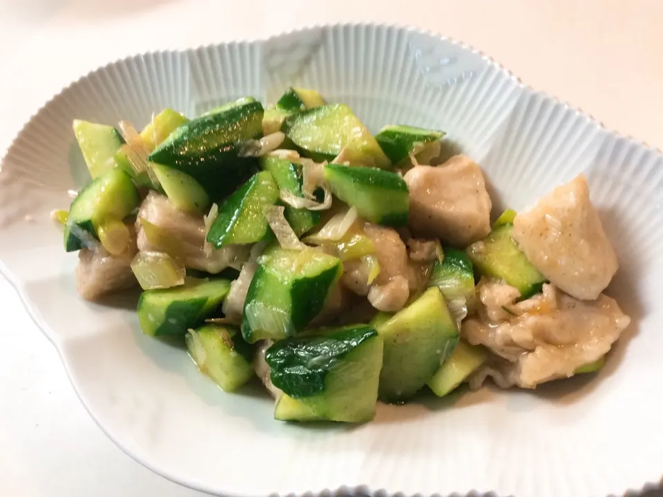 簡単きゅうり🥒と鶏むね肉炒め😋|アライさんさん