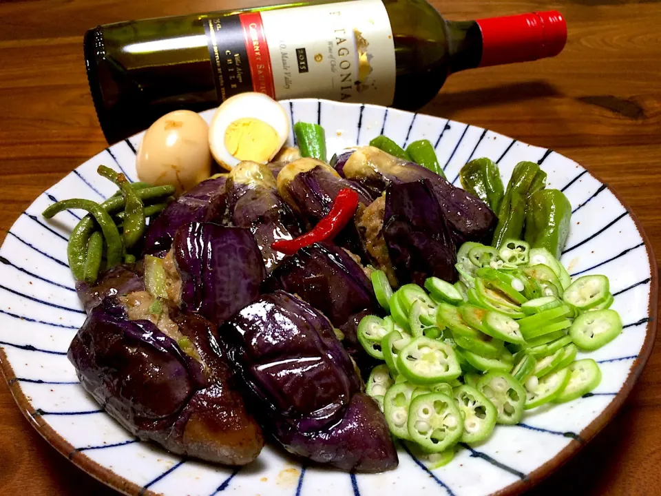 たっぷり生姜豚挽の茄子詰め🍆🍖💐 やっぱり豚だね😉 ワインで乾杯スペシャル🍷✨  生刻みオクラを添えて🌱  #ぱぴこ家肉詰め  #ぱぴこ家お気に入り|ぱぴこ家さん