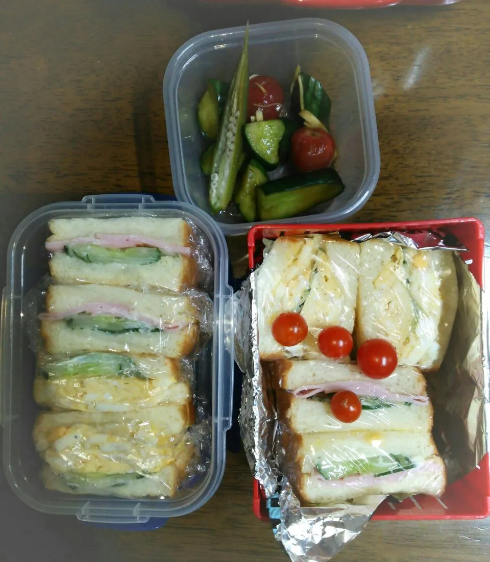 Snapdishの料理写真:娘、私弁当🍱
   サンドイッチ😃
はんぺんと、ゆで卵のマヨサラと
甘～い卵焼きのダブルサンド|miimiさん