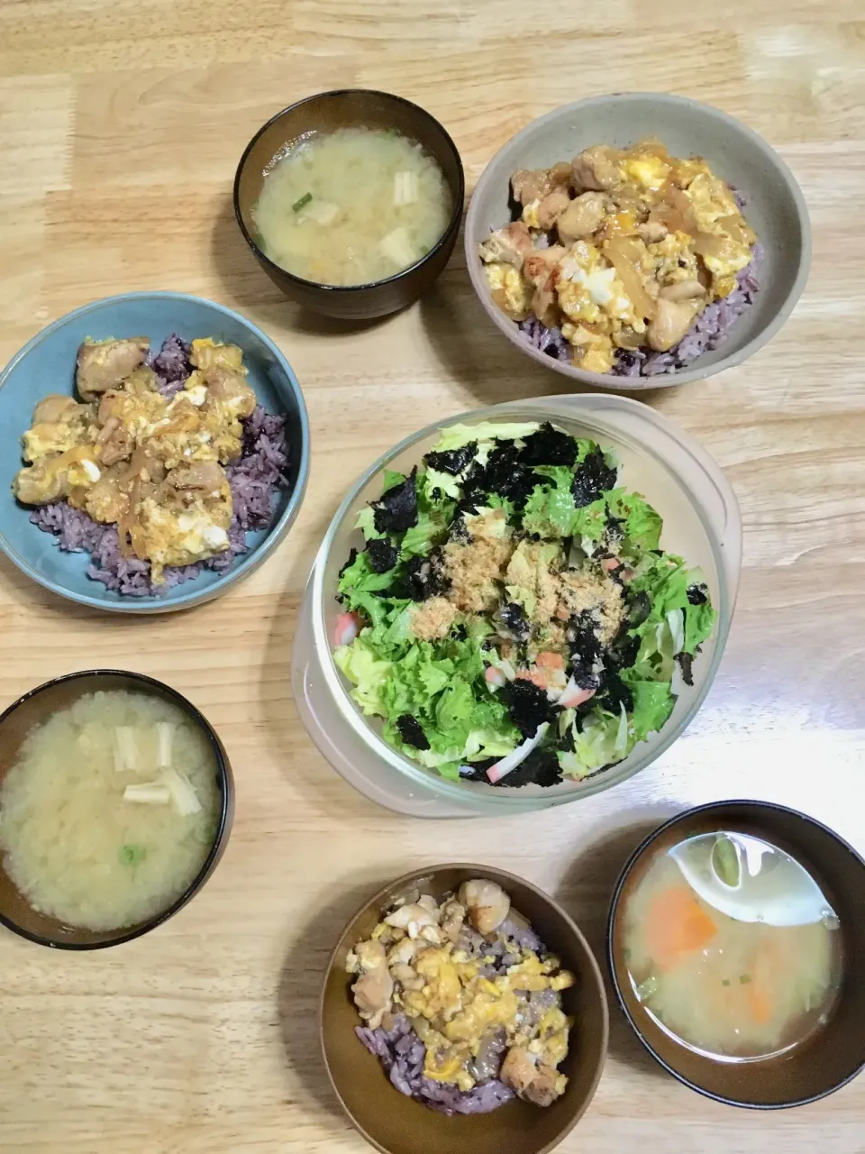 昨日の晩御飯(●☌◡☌●)
黒米ご飯の親子丼🍚
里芋とエノキのお味噌汁
蒲鉾と海苔のサラダ🥗|さくたえさん