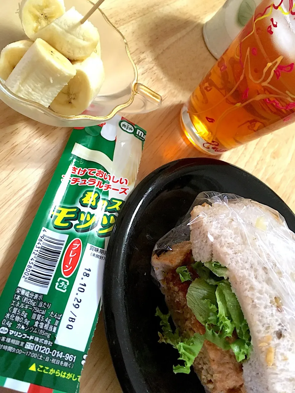 朝焼き食パンでハンバーグサンド💘
アイスルイボスティーとバナナ🍌とさけるチーズも(*''д`*)ﾎﾟｯ|さくたえさん