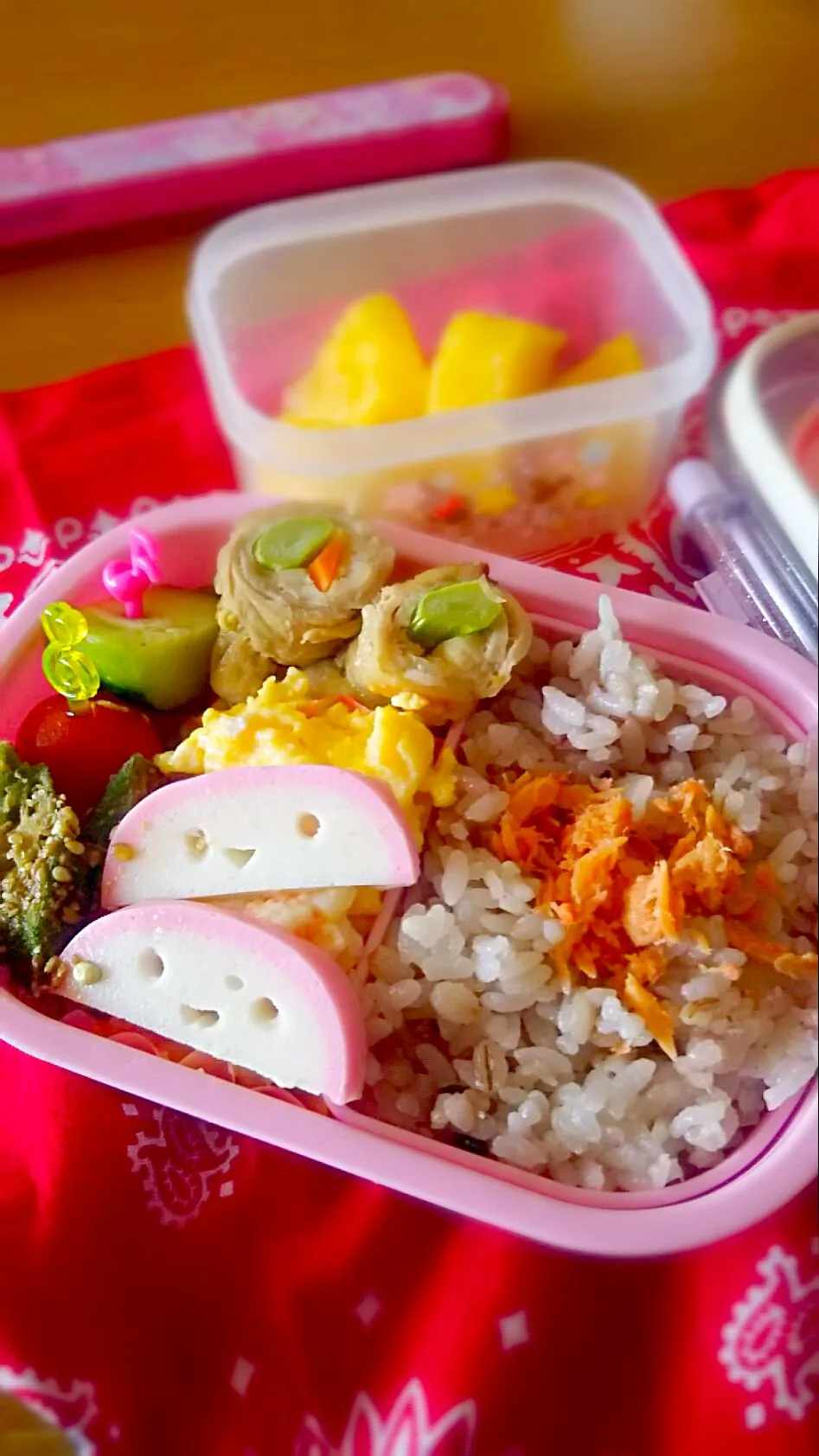 ついに登場💕かまこさん弁当|まきごろうさん