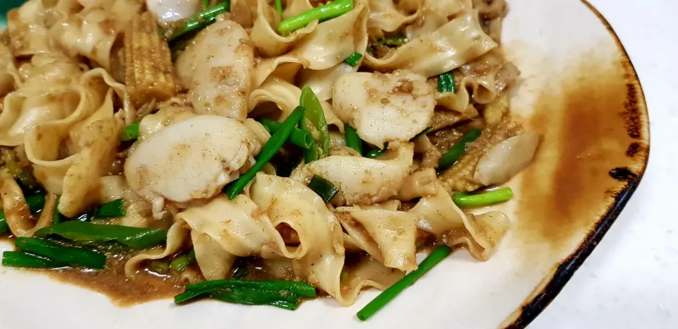 scallop fried noodles in crab roe paste|steven z.y.さん