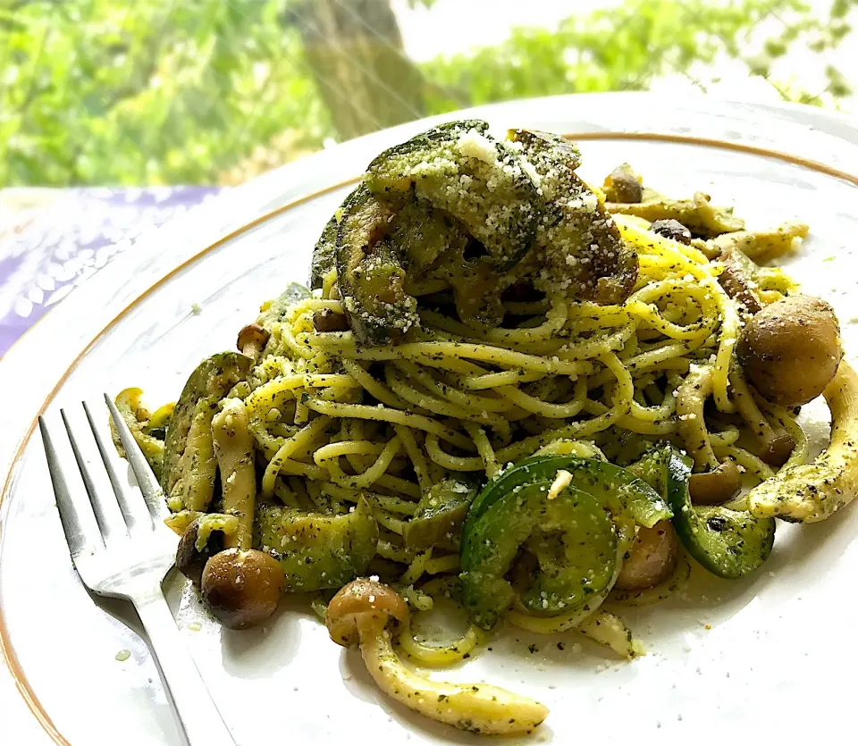 Snapdishの料理写真:昼ごはん  大葉のジェノベーゼで青茄子としめじのパスタ|砂雪さん