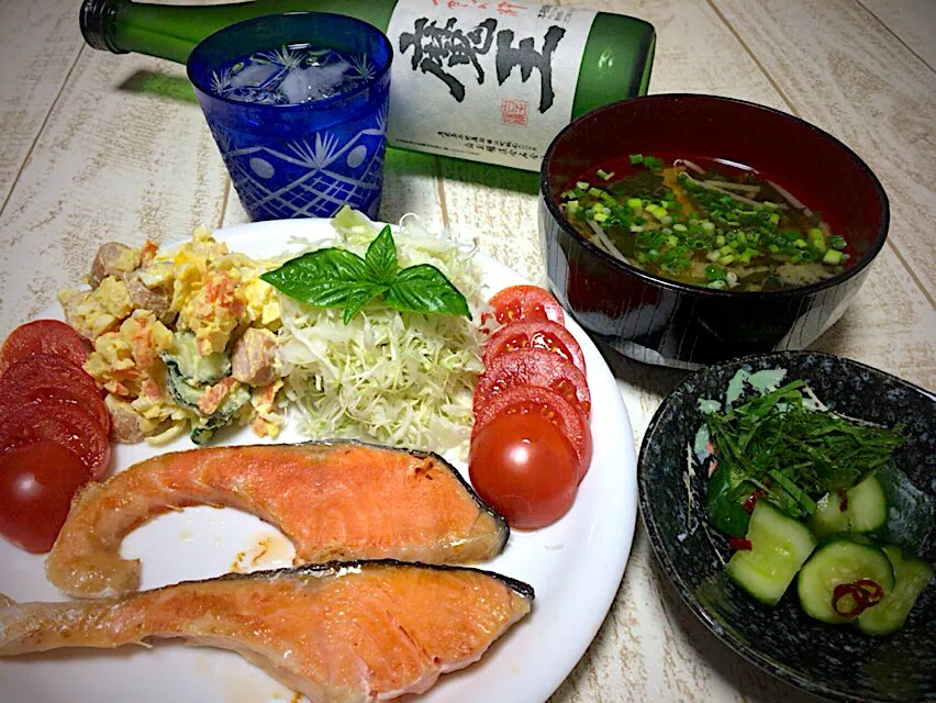 今日の男飯(｡-_-｡)
＊自作キュウリのスタミナ漬け
＊甘鮭&自作ポテサラ&サラダ
＊塩分取る為の味噌汁σ(^_^;)|ひーちゃんさん