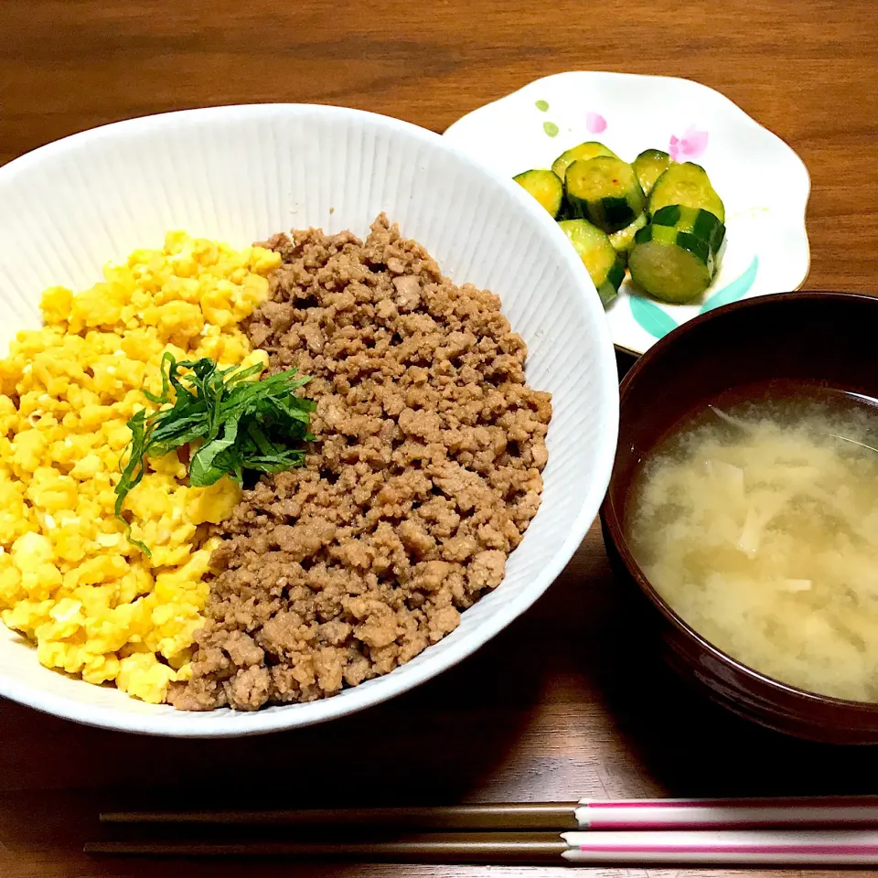 #そぼろ丼 
 #きゅうりのピリ辛漬け 
#玉ねぎときのこの味噌汁|まきさん