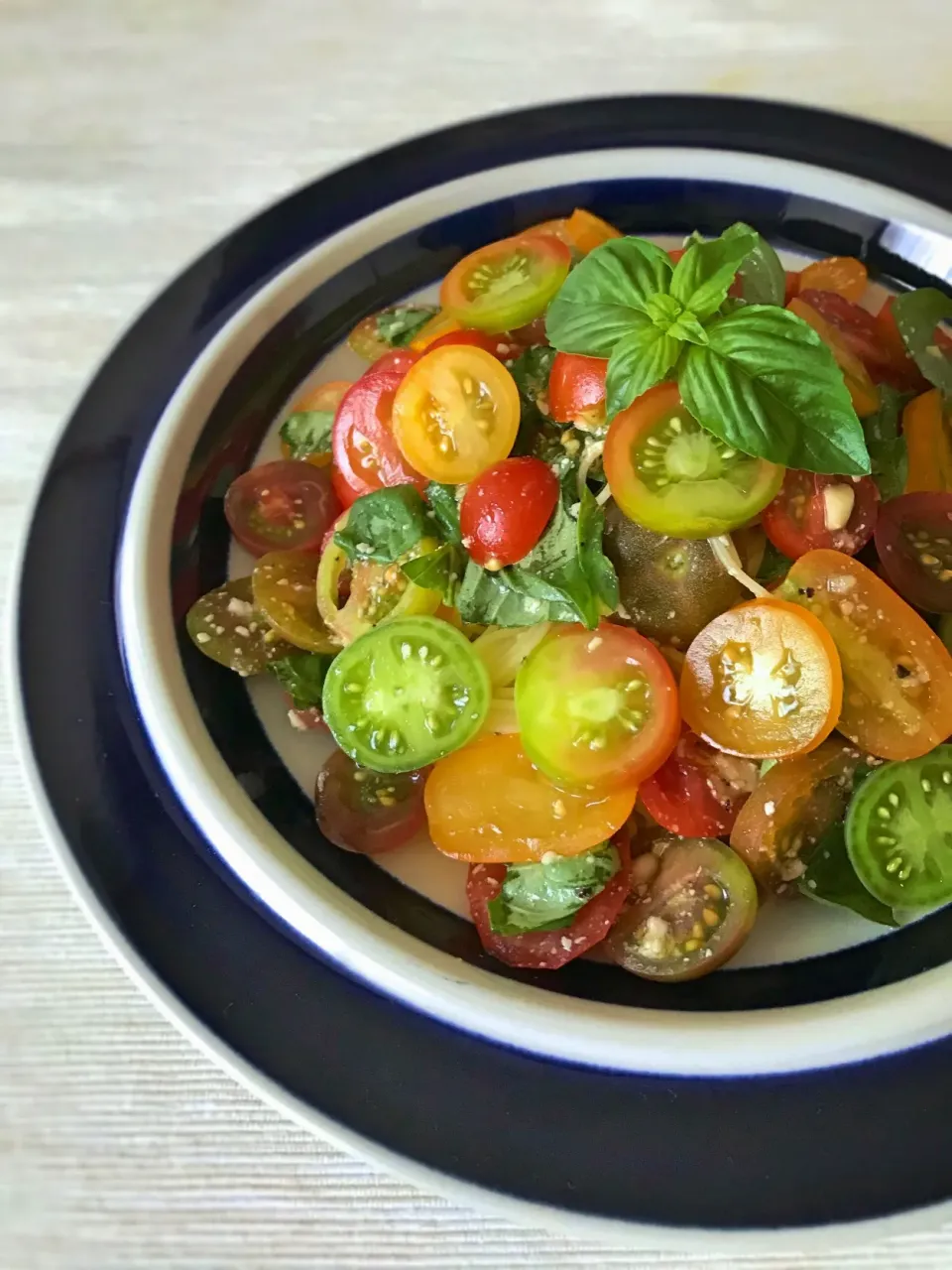 ミニトマトとバジルの冷製パスタ🍅🌿❄️🍝|アッチさん