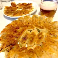 Snapdishの料理写真:tachiさんの料理 エビとホタテの海鮮餃子 🍻と、
我が家の肉餃子