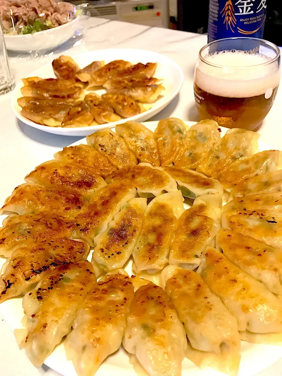 tachiさんの料理 エビとホタテの海鮮餃子 🍻と、
我が家の肉餃子|ちゃーさん