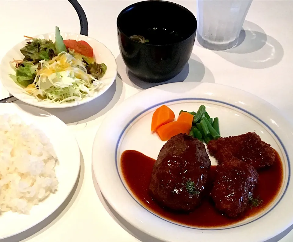 Snapdishの料理写真:ビーフハンバーグ、ポークカツランチ + サラダ                                            #洋食びもん  #人気店|mottomoさん