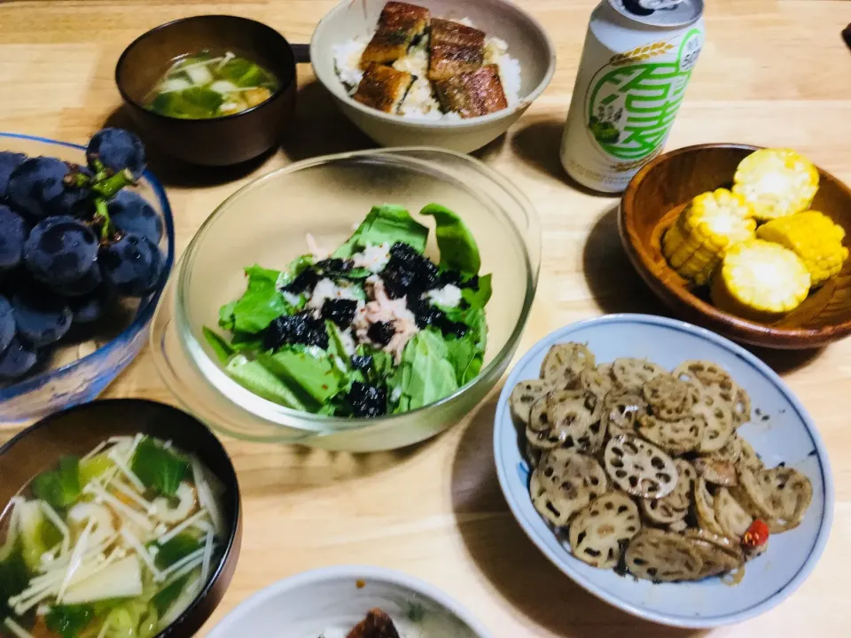 8/1の晩ごはん〜
前回の土用の丑の日に食べそびれたので😳

プチうな丼
エノキと竹輪のお吸い物
ツナサラダ
とうもろこし
れんこんのポン酢炒め
父が育てたぶどう🍇
発泡酒|さくたえさん