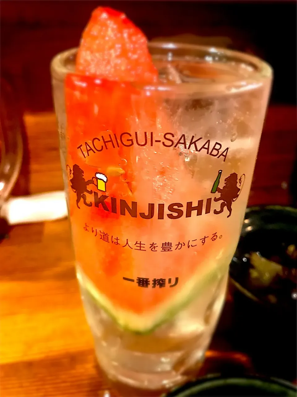 Snapdishの料理写真:生スイカチューハイ＠金獅子 絞る訳にもいかないので後からスイカいただきました🍉|akira813さん