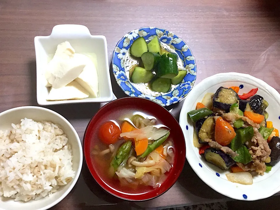 茄子と豚肉の味噌炒め 夏野菜のコンソメスープ きゅうりの酢の物 冷奴|おさむん17さん