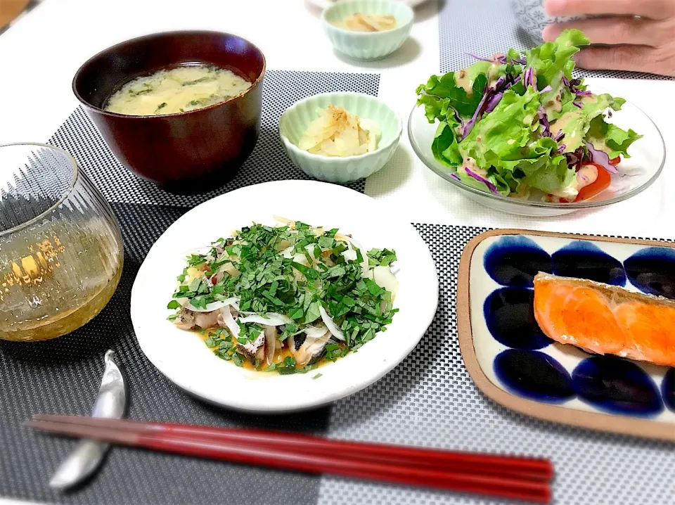 鰹のタタキ、鮭の塩焼き、野菜サラダ、セロリのお浸し、ところてん、しめじとキャベツのお味噌汁。|yukiさん