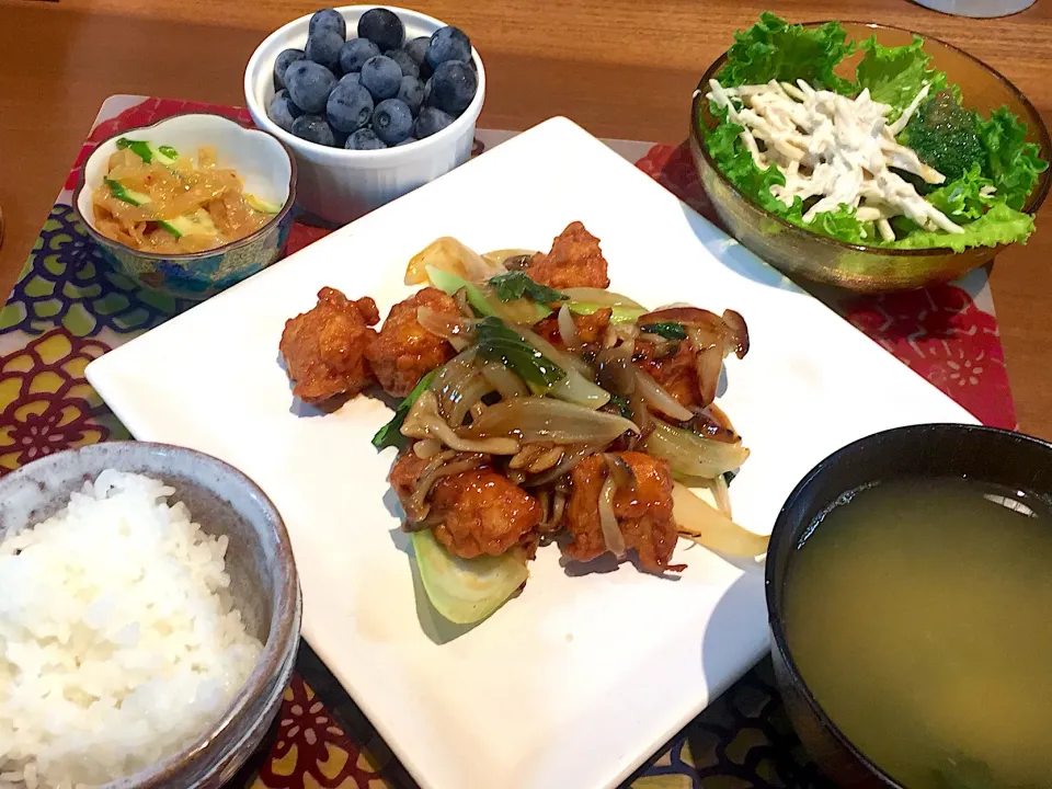 晩御飯
イカ揚げとしめじと玉ねぎと青梗菜の甘酢あんかけ、ごぼうサラダ、くらげキュウリ、白米、ブルーベリー|かよちゃんさん