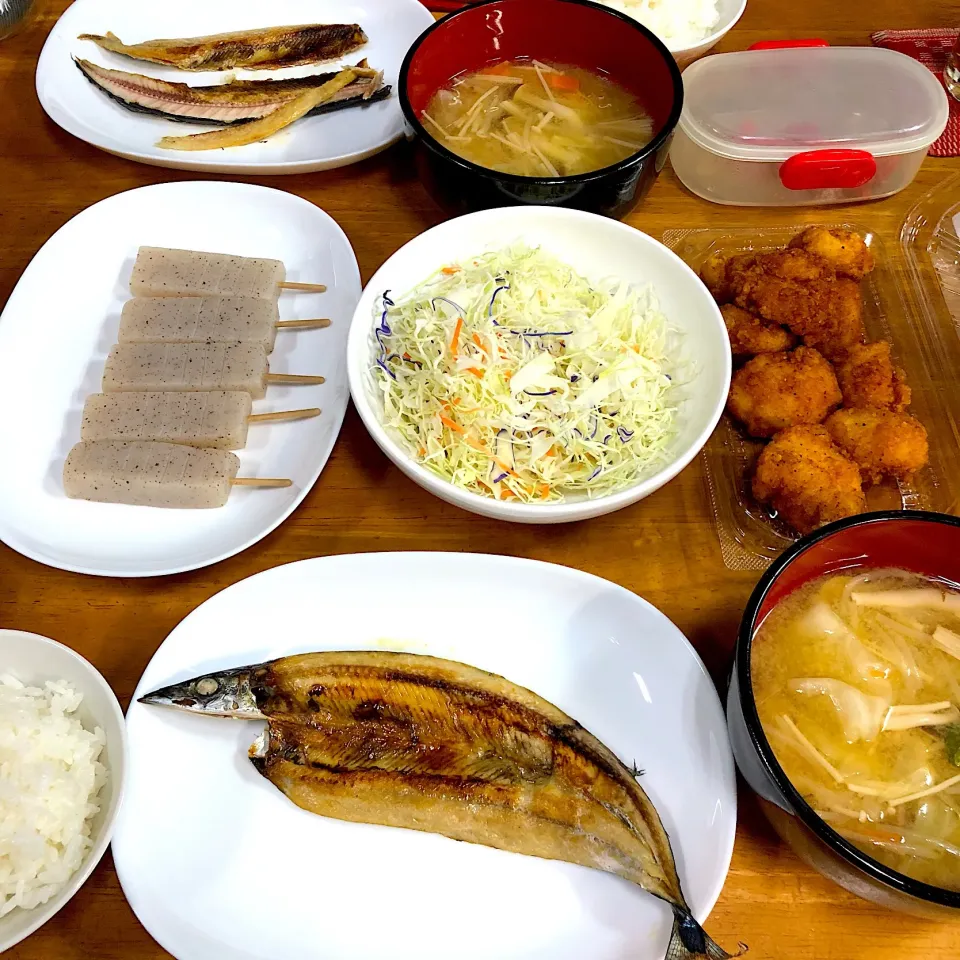 秋刀魚の塩焼き、こんにゃく田楽、サラダ、唐揚げ、みそ汁＼(^o^)／|すかラインさん