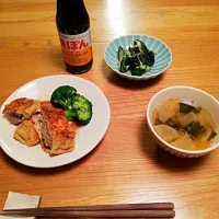 揚げの肉詰め～味ポンタレ、ワカメとキュウリの酢の物、大根の味噌汁。|Manabu  Yamasakiさん