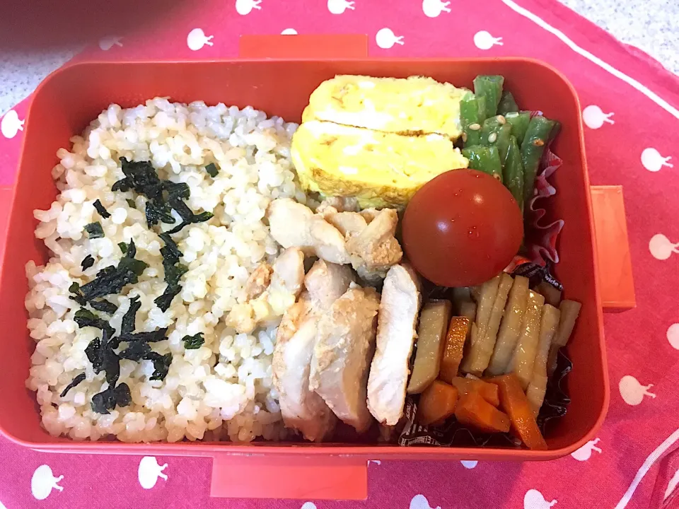 Snapdishの料理写真:♫8/3今日のお弁当♫〜ムネ肉の生姜焼き、レンコンきんぴら、インゲンの胡麻和え、だし巻き卵、プチトマト〜|Satokoさん