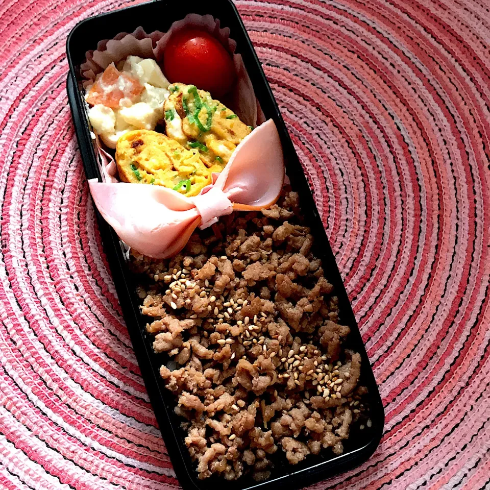 Snapdishの料理写真:娘のお弁当 #学童弁当  #娘弁当 #肉そぼろ#九条ねぎ #だし巻き卵|Sakuraさん