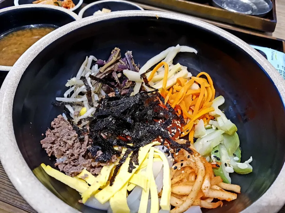 궁중비빔밥 

한동안 주말은 이곳 휴게소 식당에서 식사를 합니다 오늘 첫 밥입니다😋

#휴가시즌 #휴게소맛집 

宮中ビビンバ

しばらく週末はこちら休憩所、レストランで食事をし、今日の最初のご飯です😋

＃休暇シーズン＃休憩所グルメ|Parkさん