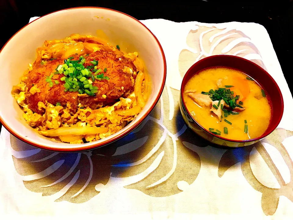 カツ丼・豚汁#カツ丼#卵#玉ねぎ#豚肉#人参#大根#じゃがいも|Ku-さん