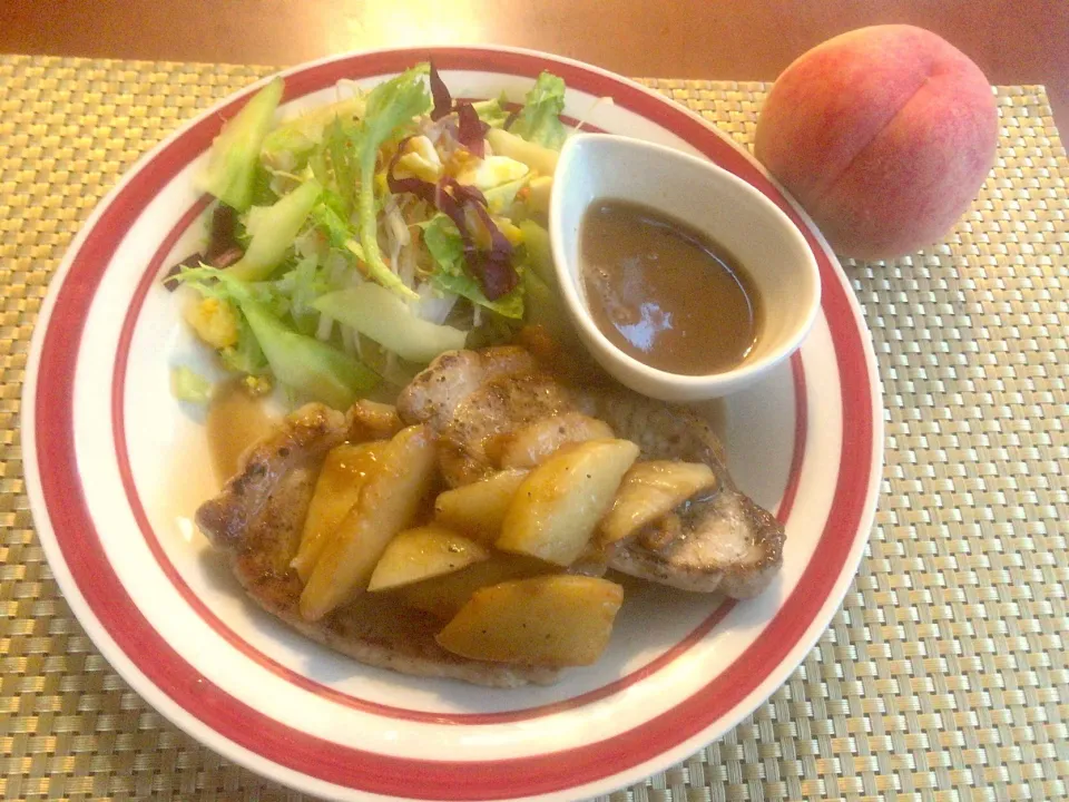 Snapdishの料理写真:Pork Steak w/Peach source🍑ﾎﾟｰｸｽﾃｰｷのﾋﾟｰﾁｿｰｽ|🌈Ami🍻さん