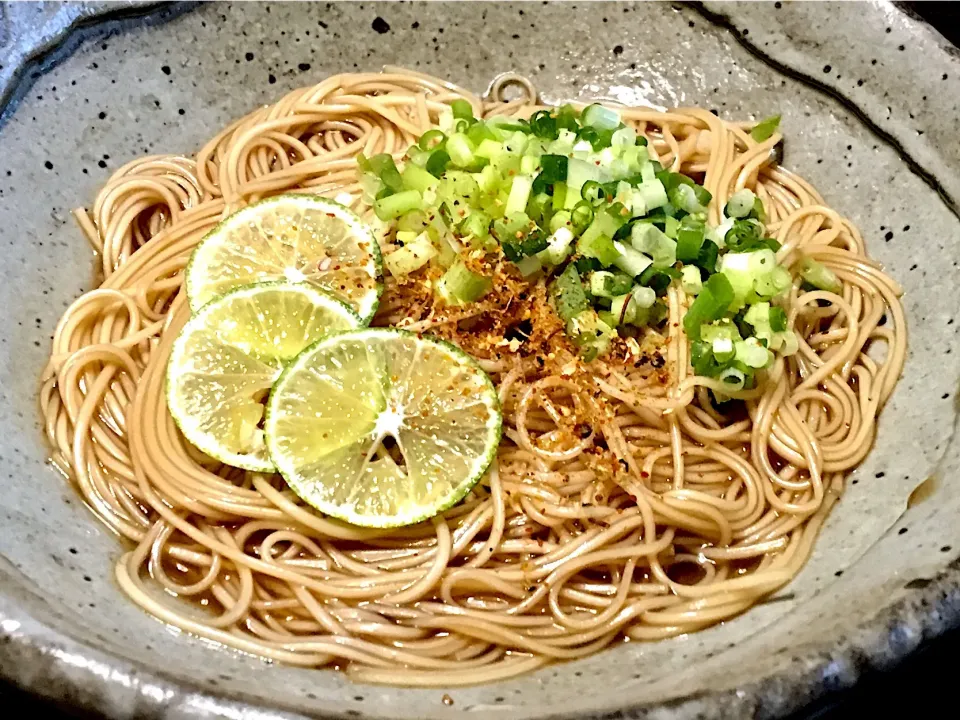 〆 そうめん #しず煮付け汁で煮込む #〆にバッチリ #スダチもバッチリ #ダイエット中なのに|mottoさん