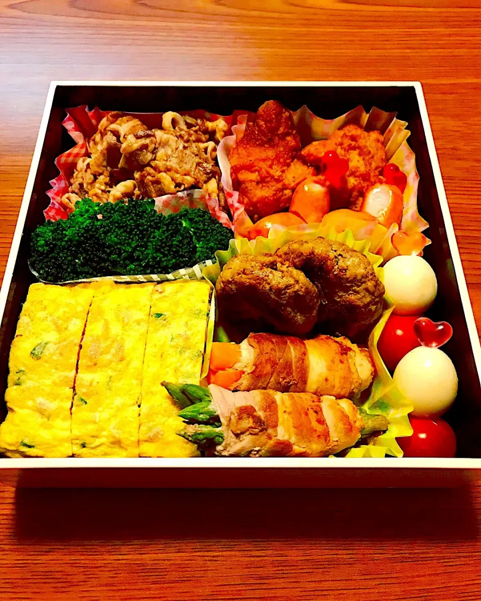 花見弁当(おかず)#唐揚げ#ミニハンバーグ#うずら#ミニトマト#ツナとネギ入り玉子焼き#牛焼肉#豚肉の野菜巻き#ブロッコリー#ウィンナー|Ku-さん