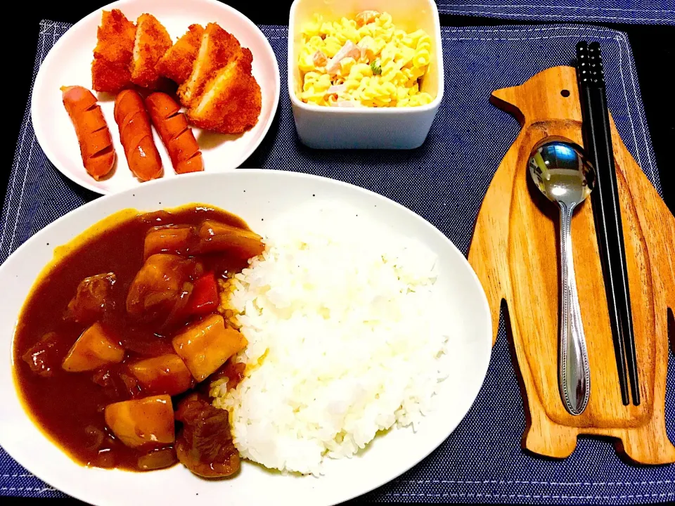 Snapdishの料理写真:カレー#カレー#牛肉#じゃがいも#人参#玉ねぎ#マカロニサラダ#ウィンナー#ヒレカツ|Ku-さん