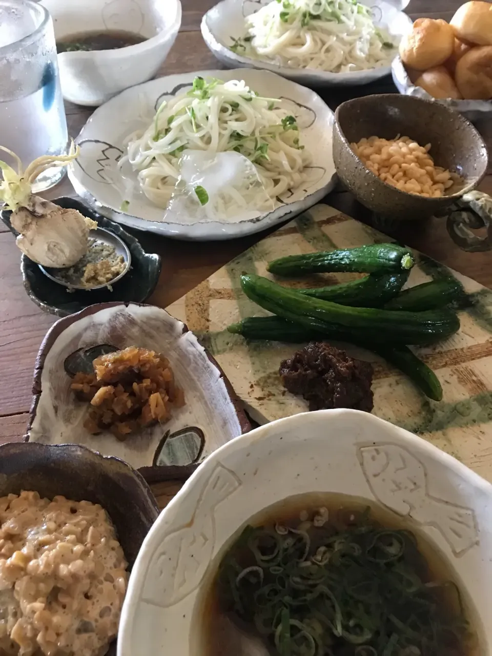 生姜三昧の朝ごはん   生姜山椒煮とたくあんと生姜とザーサイの幸せ漬もツユに入れて🤗 ミニきゅうりに、生姜黒胡椒味噌は、絶品|麦チョコさん