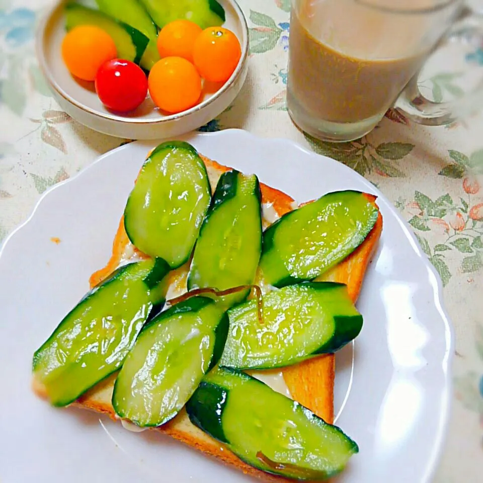 Snapdishの料理写真:キュウリの浅漬けトースト|うたかた。さん