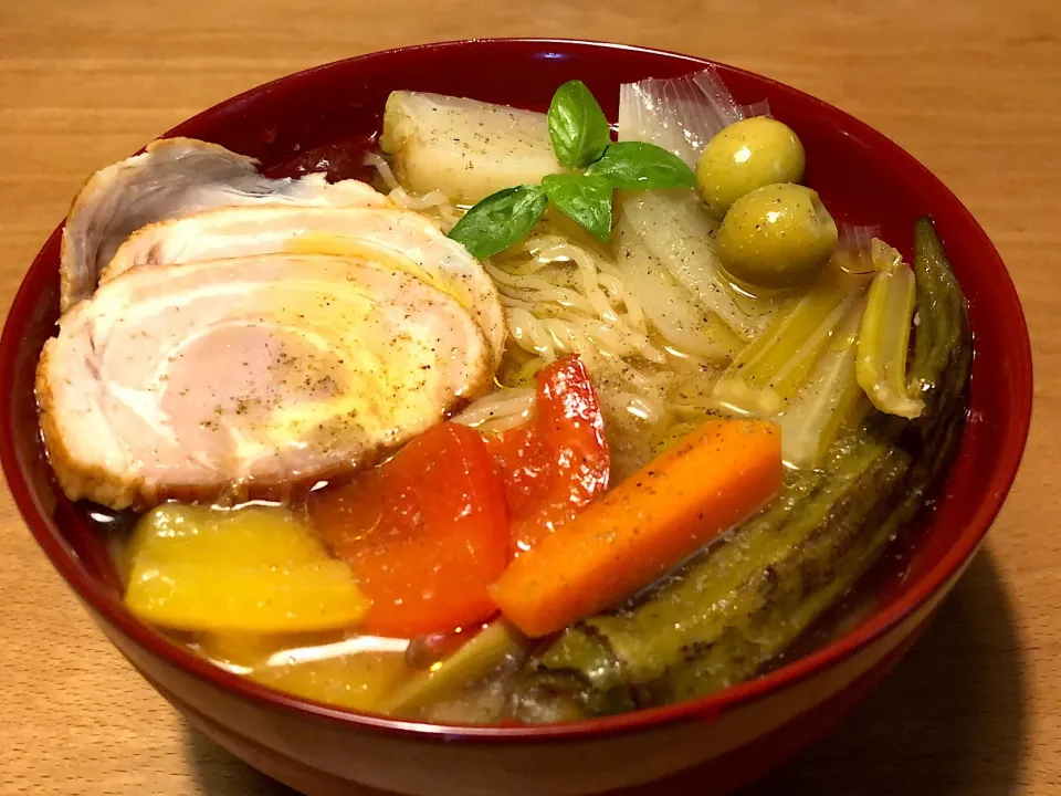 夏野菜とチャーシューの冷やしラーメン #ラーメン  #夏野菜 #チャーシュー|角康広さん