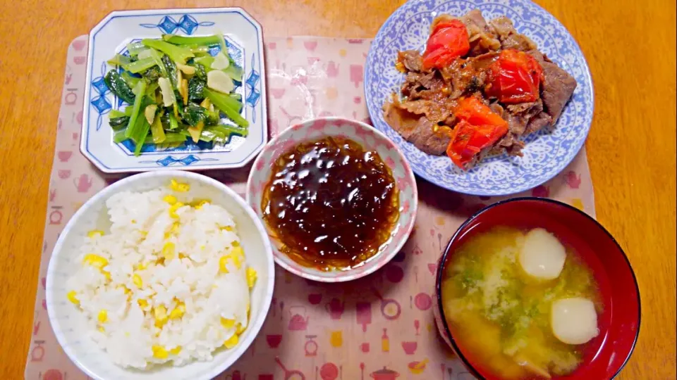 ７月１０日　牛肉とトマトの醤油炒め　もずく　チンゲン菜の蒸し物　お麩とあおさのお味噌汁|いもこ。さん