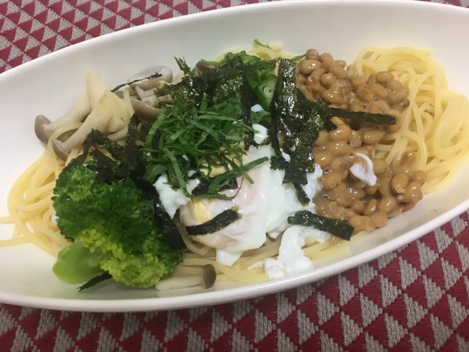 ネバネバパスタ
納豆+オクラ+きのこ+ブロッコリー+青じそ+ポーチドエッグ
バターとだし醤油で
#パスタ#和風パスタ #納豆パスタ|AKIAKIAKIAKIAKIさん