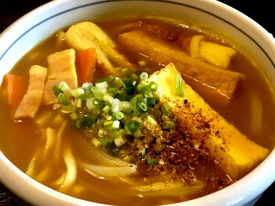 Snapdishの料理写真:マルちゃん正麺カレーうどん
#ごちゃ混ぜ五目
#厚揚げ #竹輪 #玉ねぎ 
#人参 #ベーコン
#カレースパイス追加
#麺好き男のランチ
#汗💦💦💦|mottomoさん