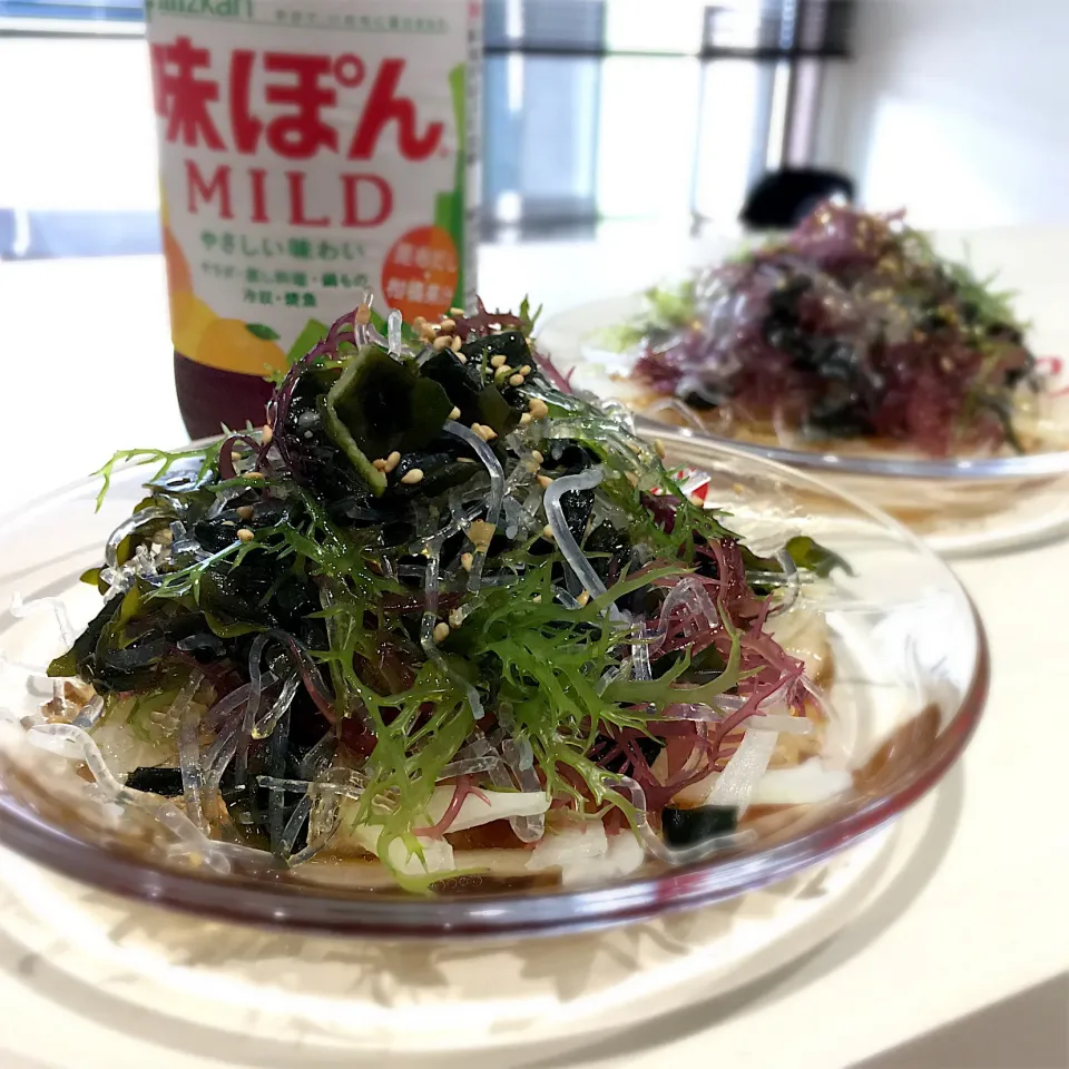 Snapdishの料理写真:玉葱と海藻の味ぽんサラダ|はるさん