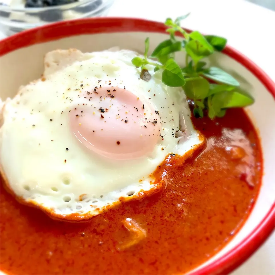 バターチキンカレー目玉焼き乗せ🍳|あしゃぱんさん