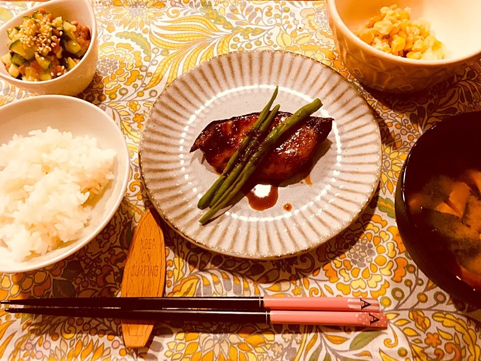 Snapdishの料理写真:ブリの照り焼き、梅きゅうり納豆、ポテサラ、みそ汁|ありかさん