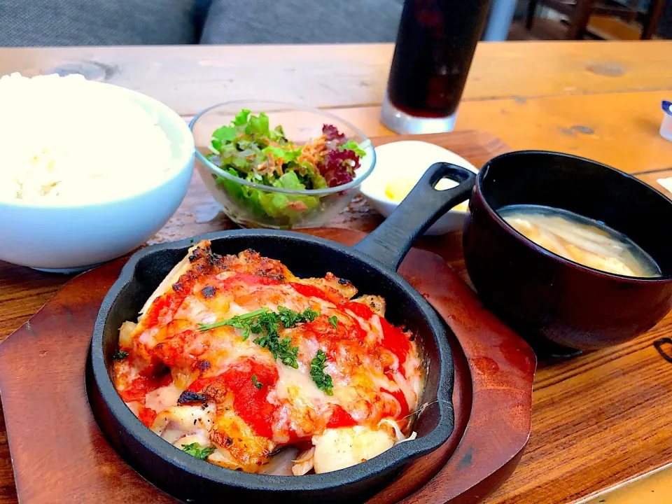 Snapdishの料理写真:チキンとトマトのチーズグリル(*´꒳`*)|Masa♂さん