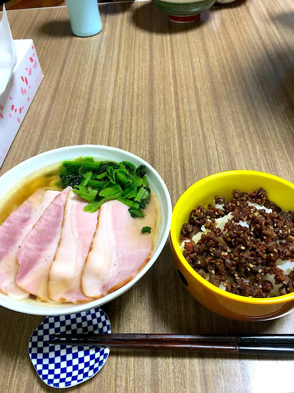 ラーメンとそぼろ乗せご飯|たびもかさん