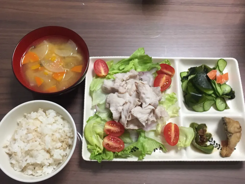 豚の冷しゃぶサラダ きゅうりとわかめの酢の物 鯖の竜田揚げ ピーマンのおひたし 野菜ごろごろ味噌汁|おさむん17さん