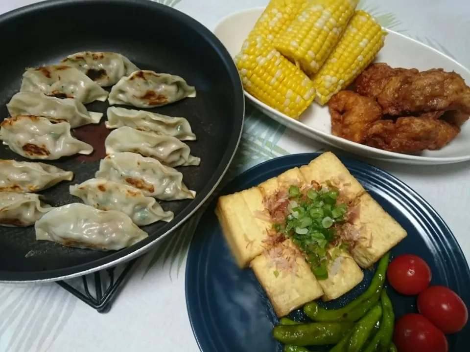 ☆今日の晩ごはん☆  手作り餃子  厚揚げの焼いたん  から揚げ  パパの大好きとうもろこし|hamamaさん